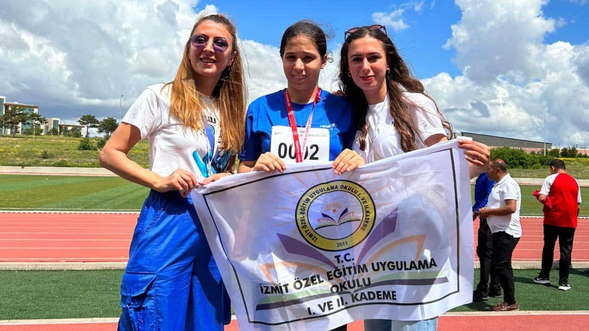 Nevşehir de düzenlenen Özel Sporcular Okul Sporları Atletizm Türkiye Şampiyonasında İzmit Özel Eğitim Uygulama Okulu 2. Kademe öğrencilerimiz  Yıldız Kızlar 100 mt Otizm ve 300 mt Otizm kategorisinde Türkiye 3. Olmuştur.